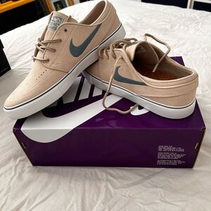 Nike Men's Beige and Gray Sneakers